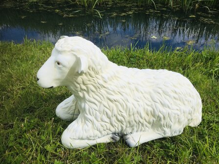 liggend schaap tuinbeeld