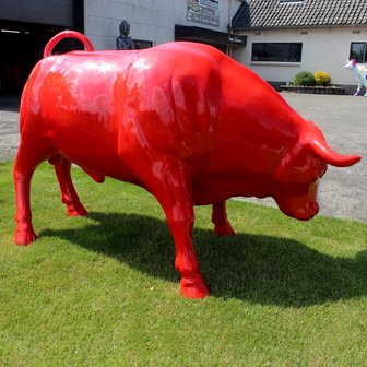 stier fiberglas polyester beeld redbull